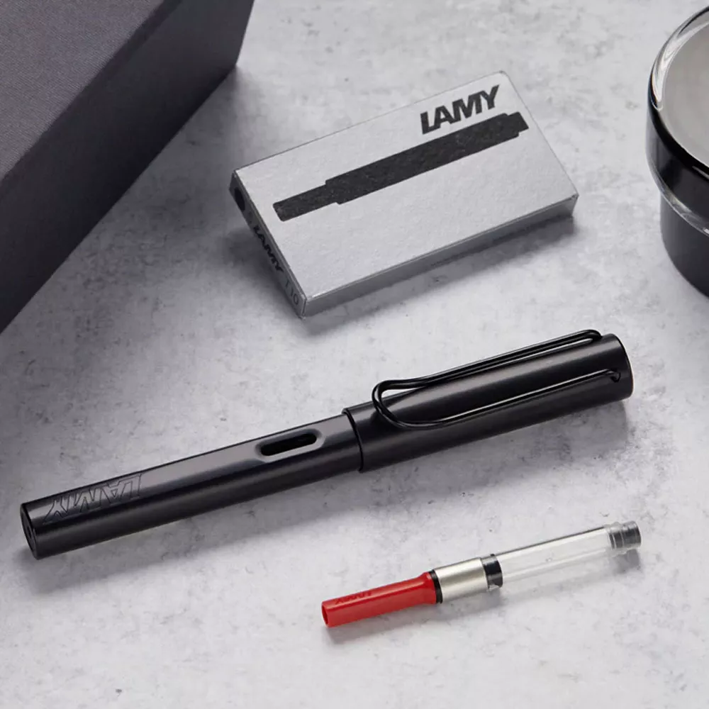 https://www.tintadlaplastykow.pl/gfx/groups/group_12111/t92_Pioro-Lamy-AL-star-black-071_6767.webp
