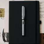 https://www.tintadlaplastykow.pl/gfx/groups/group_12112/t148_Pioro-Lamy-Al-star-graphite.webp
