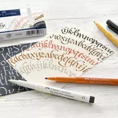 https://www.tintadlaplastykow.pl/gfx/groups/group_17055/t599_Pisaki-do-Kaligrafii-Faber-Castell-Pitt-Artist-Pen-Calligraphy-s.webp