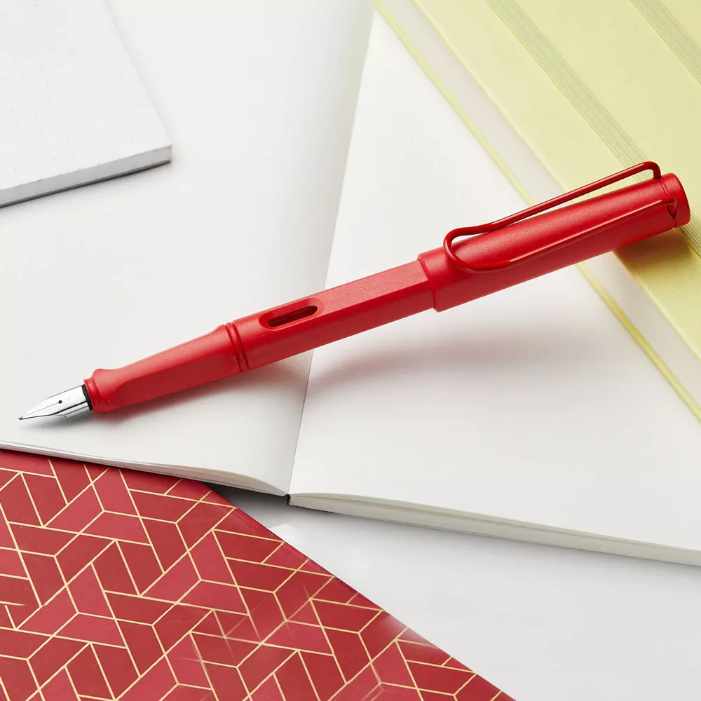 https://www.tintadlaplastykow.pl/gfx/groups/group_18683/t92_Pióro-Lamy-safari-strawberry_l.webp