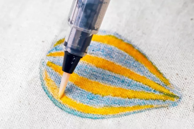 /gfx/groups/group_19088/carousel/Artist-using-Inktense-Pencil-to-paint-on-fabric.webp