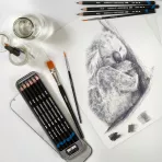 https://www.tintadlaplastykow.pl/gfx/groups/group_19137/t148_Ołówki-Derwent-Sketching-Watersoluble-6-set-0700837-2.webp