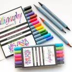 https://www.tintadlaplastykow.pl/gfx/groups/group_19210/t148_pisaki_do_kaligrafii_kuretake_calligraphy_II_tc_3100.webp