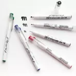 https://www.tintadlaplastykow.pl/gfx/groups/group_19211/t148_pisaki_do_kaligrafii_kuretake_zig_caligraphy_pen.webp