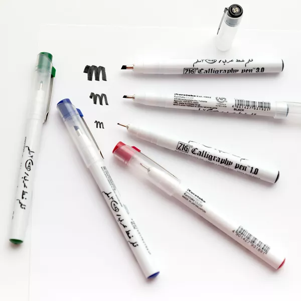 https://www.tintadlaplastykow.pl/gfx/groups/group_19211/t92_pisaki_do_kaligrafii_kuretake_zig_caligraphy_pen.webp