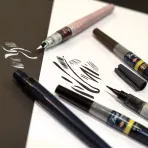 https://www.tintadlaplastykow.pl/gfx/groups/group_19271/t148_kuretake_brush_pen_46.webp