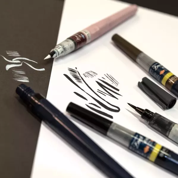 https://www.tintadlaplastykow.pl/gfx/groups/group_19271/t599_kuretake_brush_pen_46.webp