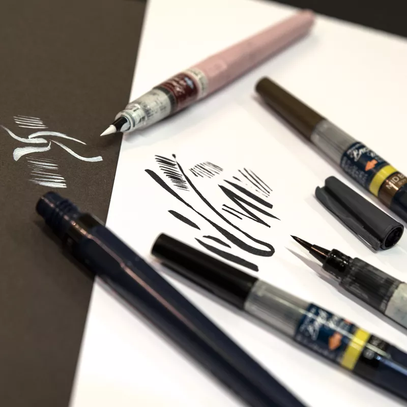https://www.tintadlaplastykow.pl/gfx/groups/group_19271/t92_kuretake_brush_pen_46.webp