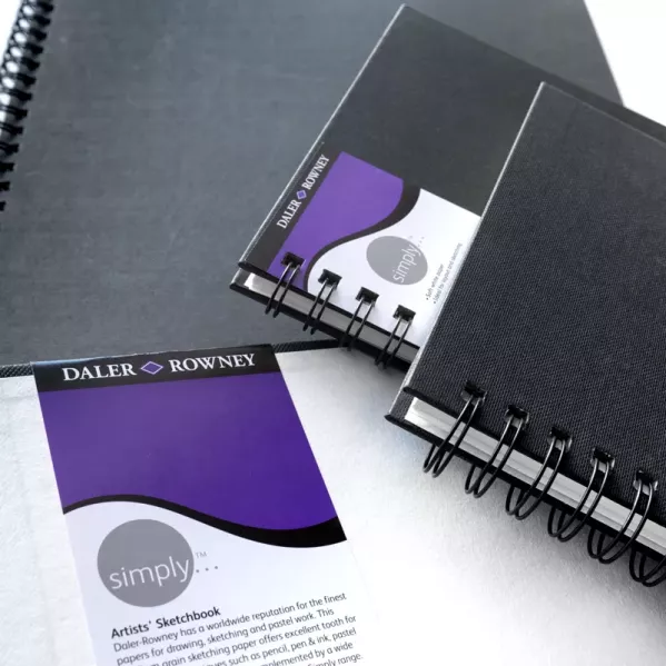 https://www.tintadlaplastykow.pl/gfx/groups/group_4928/t599_daler-rowney_simply_wirebound_sketchbook_soft_white_800_2.webp