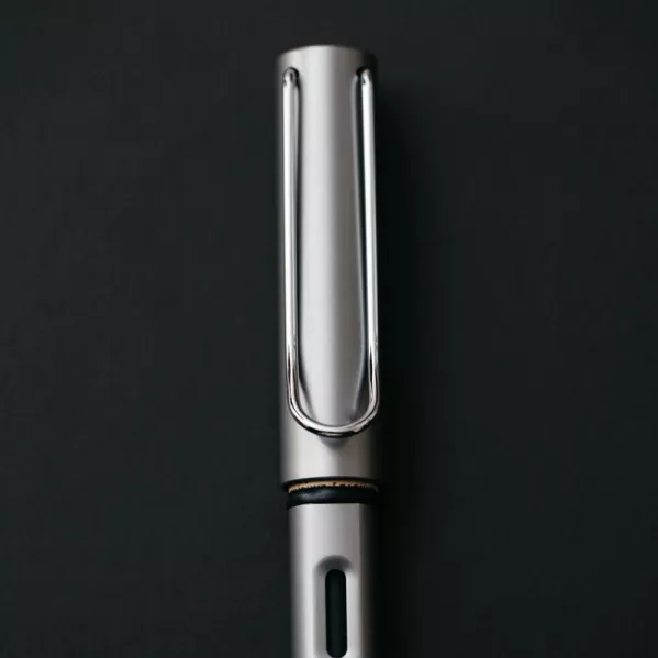 https://www.tintadlaplastykow.pl/gfx/photos/offer_10195117/pioro-lamy-alstar-graphite-f_2_715987826132914.webp