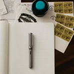 https://www.tintadlaplastykow.pl/gfx/photos/offer_10195118/pioro-lamy-alstar-graphite-m_2_1348773797132931.webp