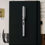 https://www.tintadlaplastykow.pl/gfx/photos/offer_10195118/pioro-lamy-alstar-graphite-m_4_2022674042132949.webp