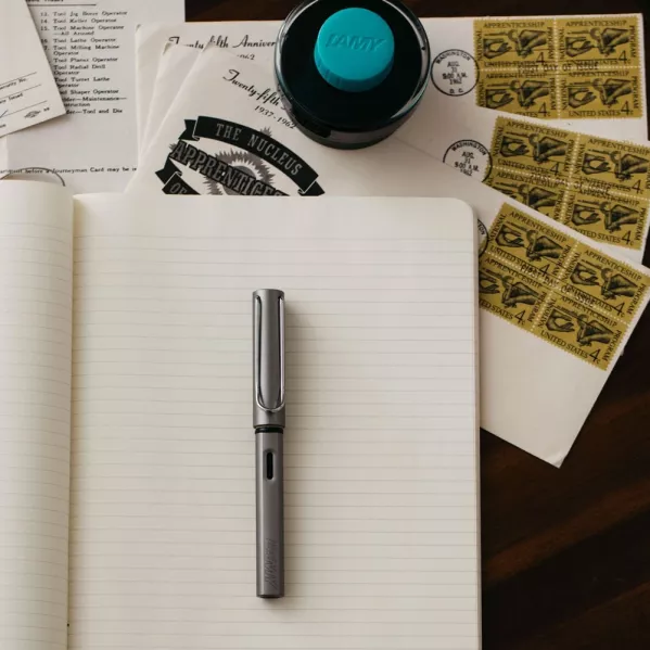 https://www.tintadlaplastykow.pl/gfx/photos/offer_10195118/pioro-lamy-alstar-graphite-m_2_1348773797132931.webp