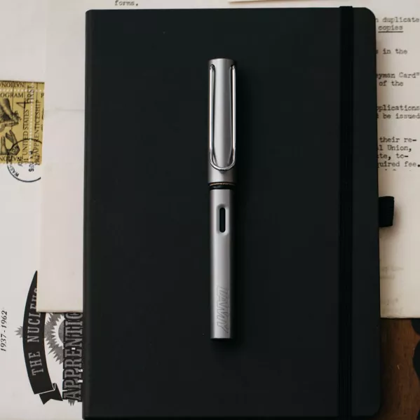 https://www.tintadlaplastykow.pl/gfx/photos/offer_10195118/pioro-lamy-alstar-graphite-m_4_2022674042132949.webp