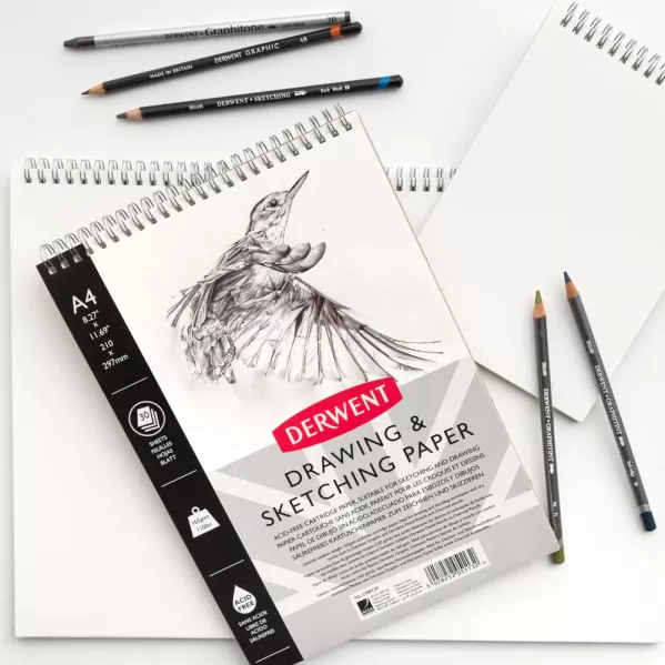 https://www.tintadlaplastykow.pl/gfx/photos/offer_109802/blok-rysunkowy-na-spirali-derwent-sketching-paper-165-gsm-portrait-a4-2300139_2_62726201113333.webp