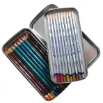 https://www.tintadlaplastykow.pl/gfx/photos/offer_112303/piornik-metalowy-derwent-pencil-tin-2300582_2_903362957131327.webp