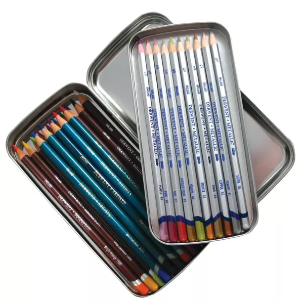 https://www.tintadlaplastykow.pl/gfx/photos/offer_112303/piornik-metalowy-derwent-pencil-tin-2300582_2_903362957131327.webp