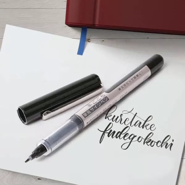 https://www.tintadlaplastykow.pl/gfx/photos/offer_114449/pisak-kuretake-fudegokochi-fine-black-ls110s_3_1295970423073855.webp
