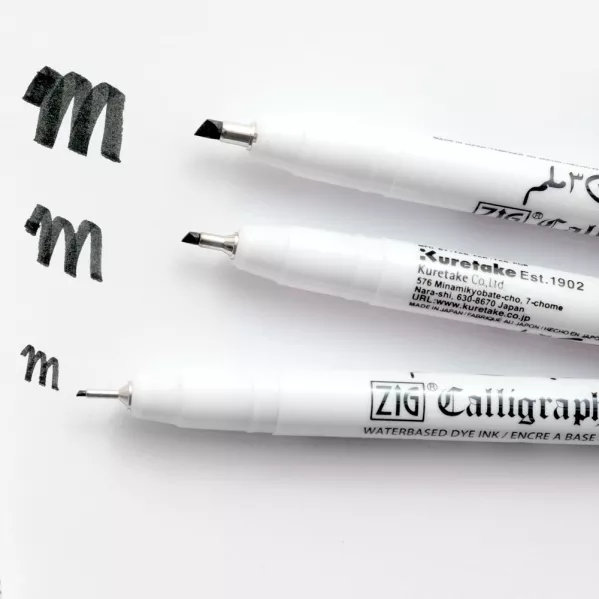 https://www.tintadlaplastykow.pl/gfx/photos/offer_124073/pisaki-do-kaligrafii-kuretake-zig-calligraphy-pen-oblique-pc3vbk_3_2098761647101559.webp