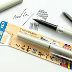 https://www.tintadlaplastykow.pl/gfx/photos/offer_12769238/pisak-kuretake-brush-pen-no-7-hosotaku-dh1507b_3_283063890123323.webp