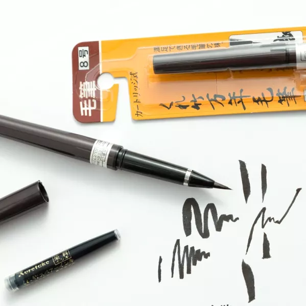 https://www.tintadlaplastykow.pl/gfx/photos/offer_12769240/pisak-kuretake-brush-pen-no-8-mannen-mouhitdsu-dp1508b_3_1771622311123336.webp