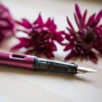 https://www.tintadlaplastykow.pl/gfx/photos/offer_15518139/pioro-lamy-alstar-black-purple-ef_3_9762336122208.webp