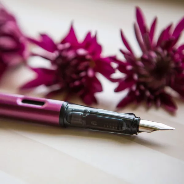https://www.tintadlaplastykow.pl/gfx/photos/offer_15518139/pioro-lamy-alstar-black-purple-ef_3_9762336122208.webp
