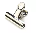 https://www.tintadlaplastykow.pl/gfx/photos/offer_16305682/klips-metalowy-chrom-75-mm-ami-446675_2_514110448185220.webp