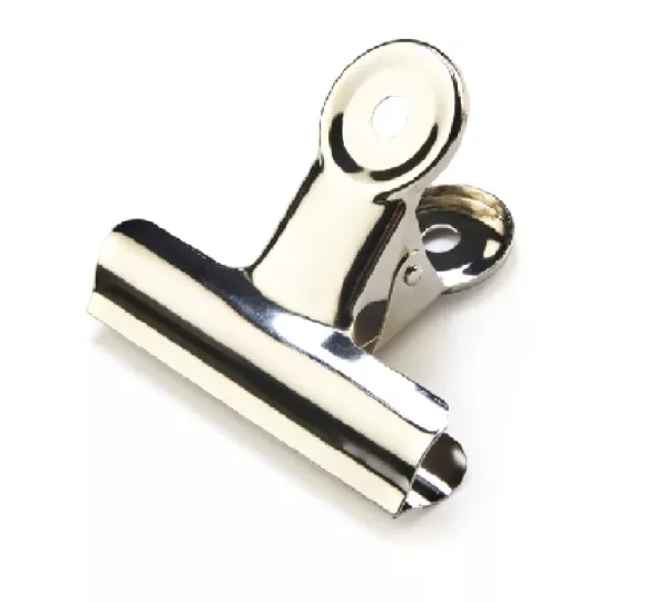 https://www.tintadlaplastykow.pl/gfx/photos/offer_16305682/klips-metalowy-chrom-75-mm-ami-446675_2_514110448185220.webp