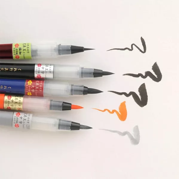 https://www.tintadlaplastykow.pl/gfx/photos/offer_24022532/brush-pen-kuretake-bimoji-cambio-fine-black-xo50f210b_4_845525704110305.webp