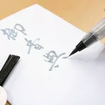 https://www.tintadlaplastykow.pl/gfx/photos/offer_24022536/brush-pen-kuretake-bimoji-cambio-medium-usuzumi-gray-xo50091b_3_769174163104730.webp