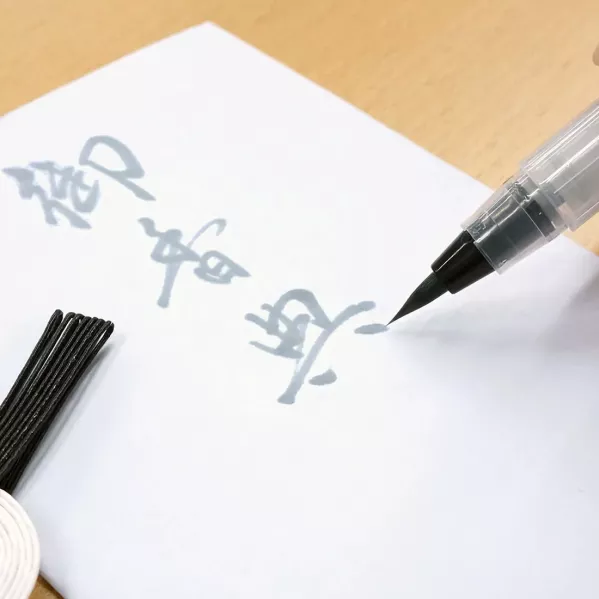 https://www.tintadlaplastykow.pl/gfx/photos/offer_24022536/brush-pen-kuretake-bimoji-cambio-medium-usuzumi-gray-xo50091b_3_769174163104730.webp