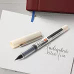 https://www.tintadlaplastykow.pl/gfx/photos/offer_2632177/pisak-kuretake-fudegokochi-extra-fine-black-ls410s_3_1144892919074000.webp