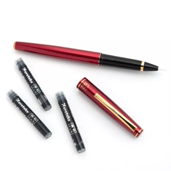 https://www.tintadlaplastykow.pl/gfx/photos/offer_30747971/brush-pen-kuretake-no-13-mannen-mouhitsu-red-body-dt14113c_3_1578365588082900.webp