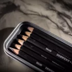 https://www.tintadlaplastykow.pl/gfx/photos/offer_34872/wegiel-rysunkowy-w-kredce-derwent-charcoal-pencils-6-metal-box-0700838_3_1534950889152002.webp