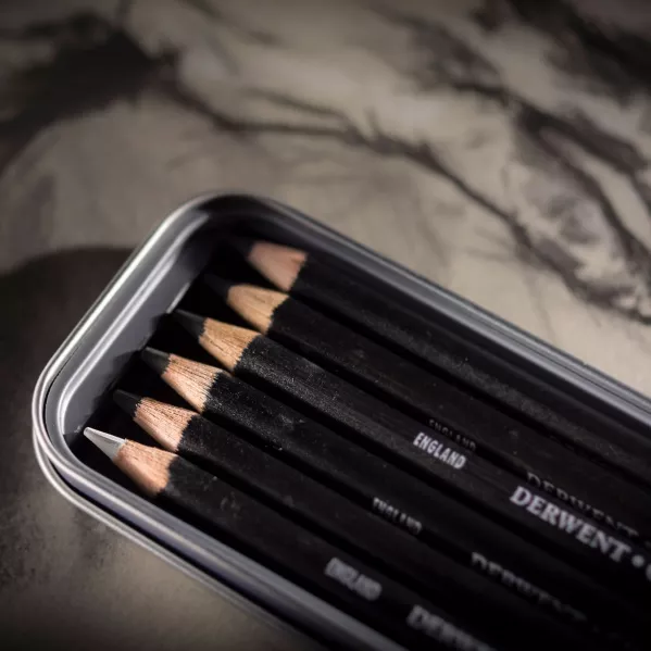 https://www.tintadlaplastykow.pl/gfx/photos/offer_34872/wegiel-rysunkowy-w-kredce-derwent-charcoal-pencils-6-metal-box-0700838_3_1534950889152002.webp