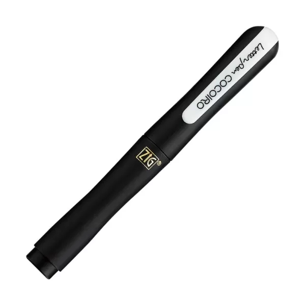 https://www.tintadlaplastykow.pl/gfx/photos/offer_44672197/obudowa-kuretake-zig-letter-pen-cocoiro-body-jet-black-lpc014_2_1835181934195302.webp