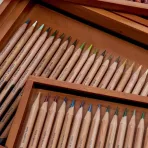 https://www.tintadlaplastykow.pl/gfx/photos/offer_45851808/kredki-derwent-lightfast-wooden-box-100-2305693_4_956194581083228.webp