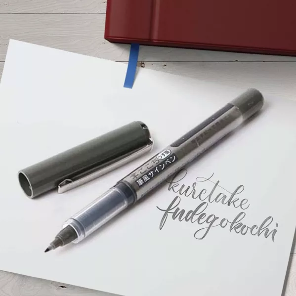 https://www.tintadlaplastykow.pl/gfx/photos/offer_45925678/pisak-kuretake-fudegokochi-fine-usuzumi-gray-ls510s_2_476888525074332.webp