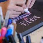 https://www.tintadlaplastykow.pl/gfx/photos/offer_47544988/szkicownik-sakura-sketchbook-note-140-gsm-21-x-15-cm-black-94141004_2_585611184131037.webp