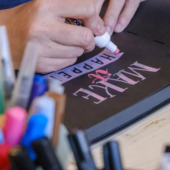 https://www.tintadlaplastykow.pl/gfx/photos/offer_47544988/szkicownik-sakura-sketchbook-note-140-gsm-21-x-15-cm-black-94141004_2_585611184131037.webp