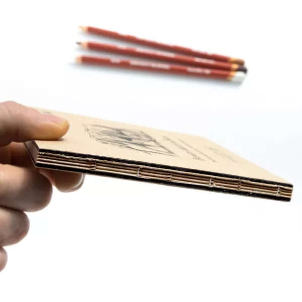 https://www.tintadlaplastykow.pl/gfx/photos/offer_48448337/szkicownik-smlt-art-sketchbook-natural-brown-135-gsm-28-ark-slonie-14-x-14-cm-fb32135ntb_5_1471210103091015.webp