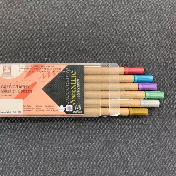 https://www.tintadlaplastykow.pl/gfx/photos/offer_48726001/pisaki-do-kaligrafii-kuretake-zig-calligraphy-metallic-pen-6-set-ms84006v1_3_3217648115129.webp