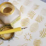 https://www.tintadlaplastykow.pl/gfx/photos/offer_49492928/tusz-kuretake-mica-ink-60-ml-gold-ba3016_5_136155290075313.webp