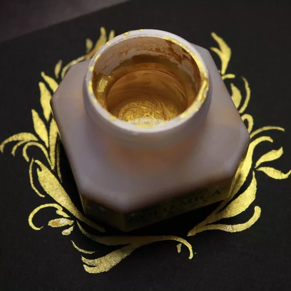 https://www.tintadlaplastykow.pl/gfx/photos/offer_49492928/tusz-kuretake-mica-ink-60-ml-gold-ba3016_3_1397401667064112.webp