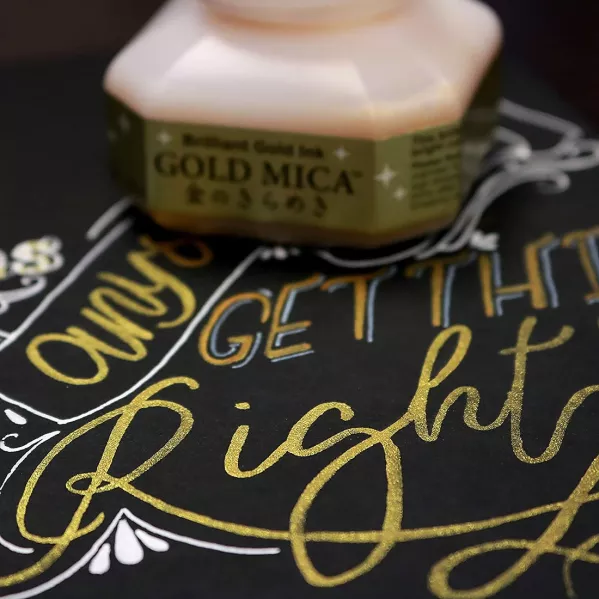 https://www.tintadlaplastykow.pl/gfx/photos/offer_49492928/tusz-kuretake-mica-ink-60-ml-gold-ba3016_4_625130255064209.webp