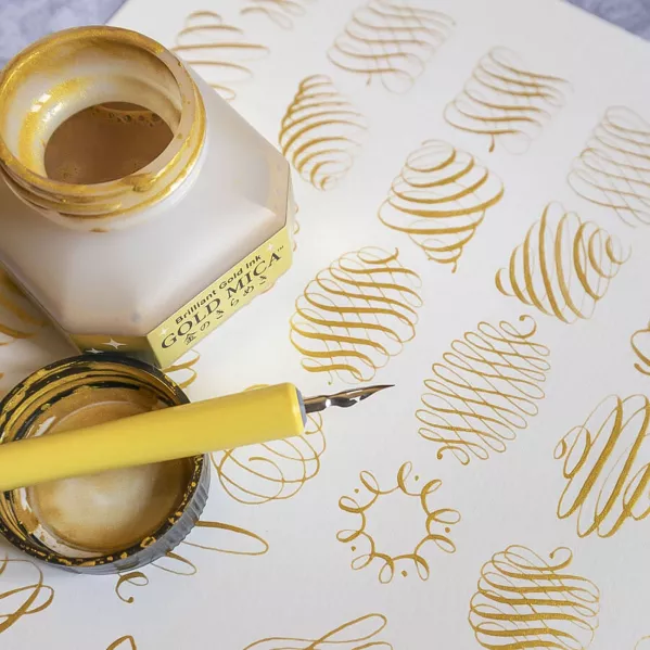 https://www.tintadlaplastykow.pl/gfx/photos/offer_49492928/tusz-kuretake-mica-ink-60-ml-gold-ba3016_5_136155290075313.webp