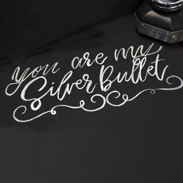 https://www.tintadlaplastykow.pl/gfx/photos/offer_49492929/tusz-kuretake-mica-ink-60-ml-silver-ba3026_2_1169651635071141.webp