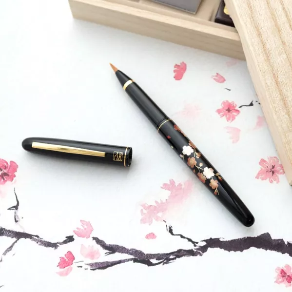 https://www.tintadlaplastykow.pl/gfx/photos/offer_51466727/brush-pen-kuretake-no-15-mannen-mouhitsu-makie-monogatari-edazakura-du180215_2_1946978435105402.webp