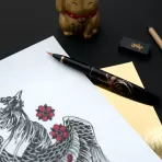 https://www.tintadlaplastykow.pl/gfx/photos/offer_51466729/brush-pen-kuretake-no-15-mannen-mouhitsu-makie-monogatari-zuichouhouou-du180315_2_441450813134438.webp